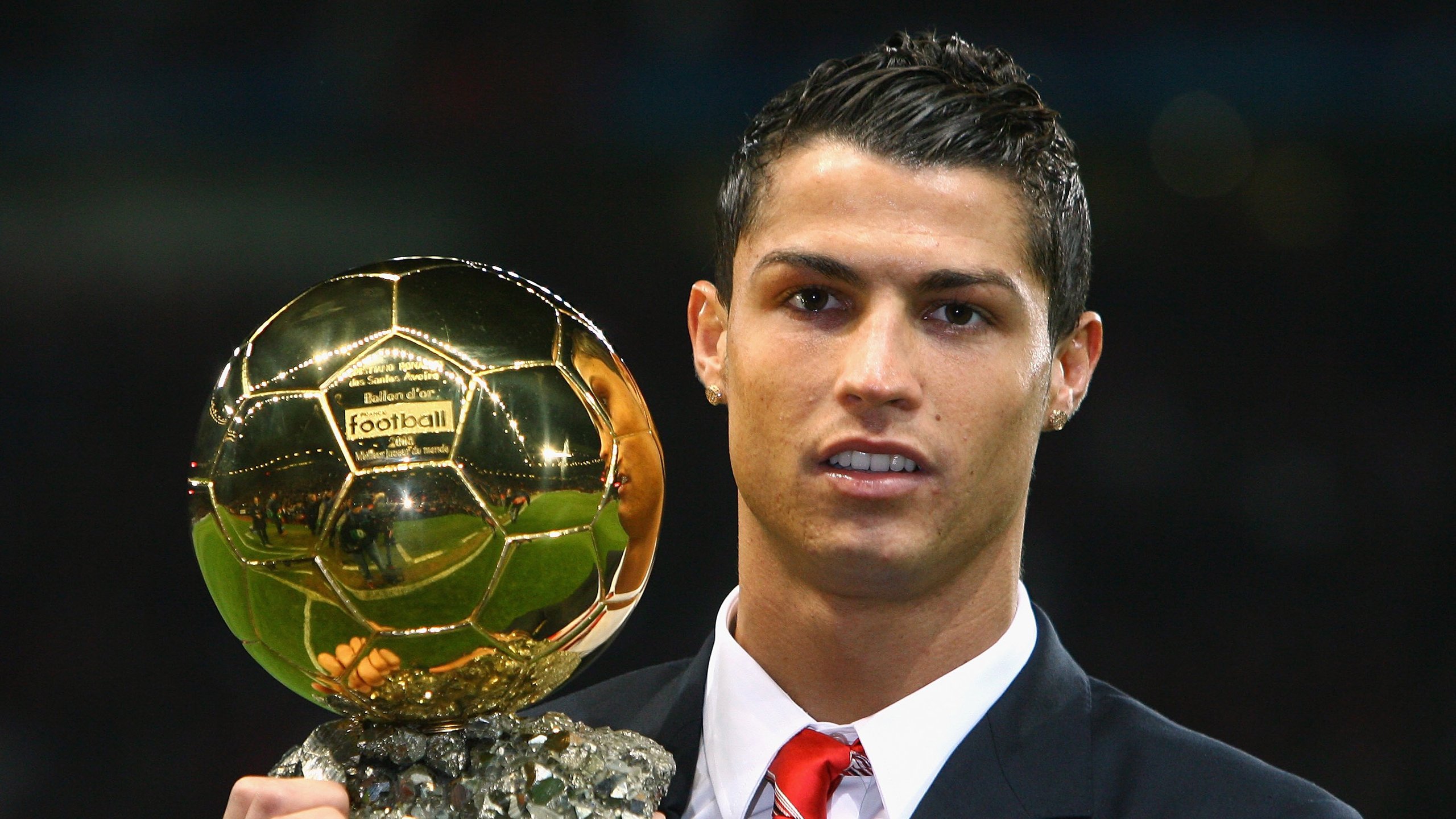 “武汉马拉松：选手们全力拼搏，赛道一触即发”